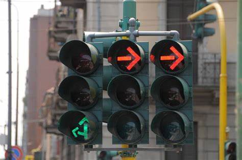 Sanzione per rosso semaforico perché passava col “verde” ma nella corsia sbagliata. Si può far ricorso?