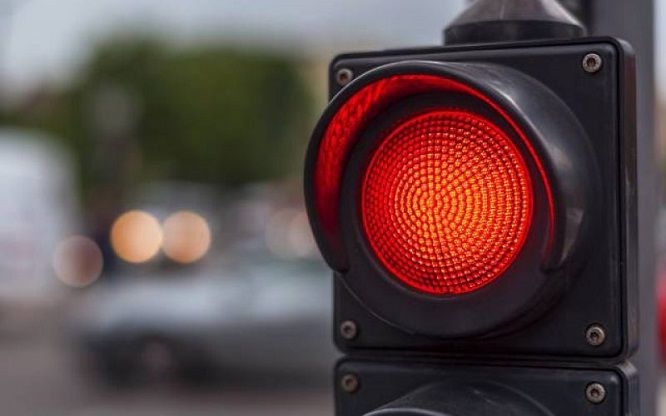 L’accertamento automatico del passaggio col rosso semaforico in centro abitato richiede la delibera di Giunta