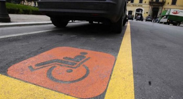 Ho dimenticato di esporre il contrassegno CUDE nello spazio riservato ai disabili e ho preso un verbale. Posso contestare la multa?