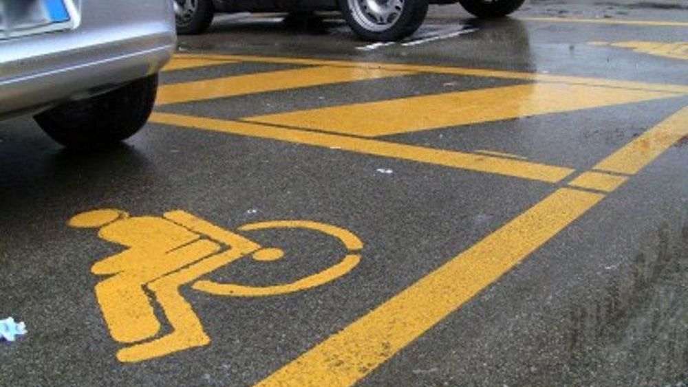 Dimenticare l’esposizione del contrassegno CUDE negli spazi riservati alle persone con disabilità, non è sanzionabile se il proprietario del veicolo è regolarmente titolare del permesso