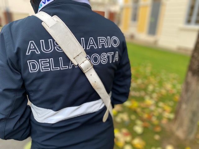 Verbale C.d.S. redatto dagli Ausiliari della sosta: non può contenere la sola qualificazione dell’operante come “ausiliario”